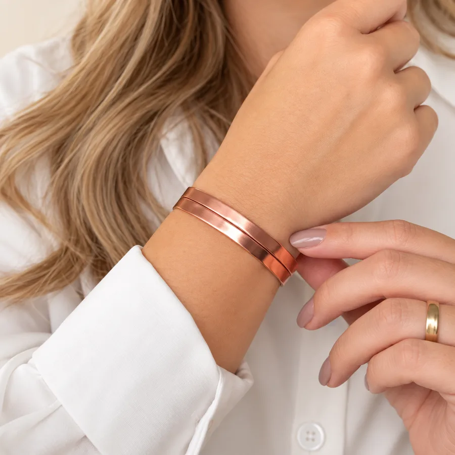 Pulseira de cobre no pulso